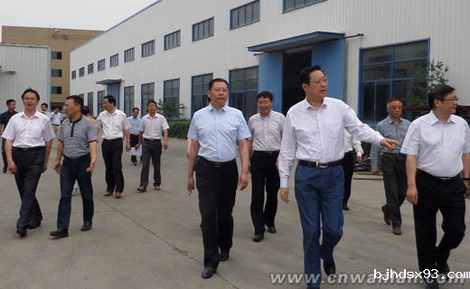 杨东坡询问了生产经营情况